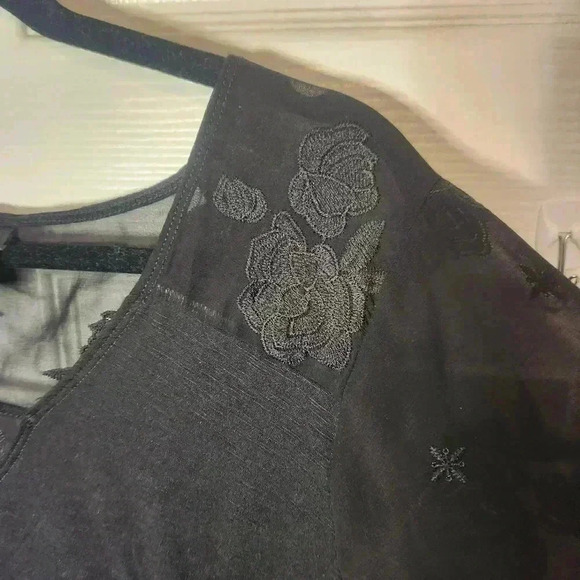 TORRID V-Neck Polyester/Lace Sleeve & Back Short Sleeve Top - Size 00 - Picture 5 of 8